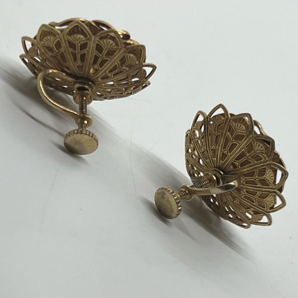 Vintage flower clip on earrings - Picture 3 of 4